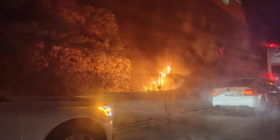 Se incendia tracto camión en la México-Querétaro tras volcadura.