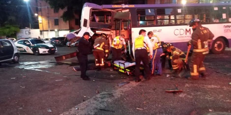 Choque entre camión de carga y autobús de pasajeros sobre Circuito Interior, en la colonia Agricultura, en la alcaldía Miguel Hidalgo, deja 20 heridos.