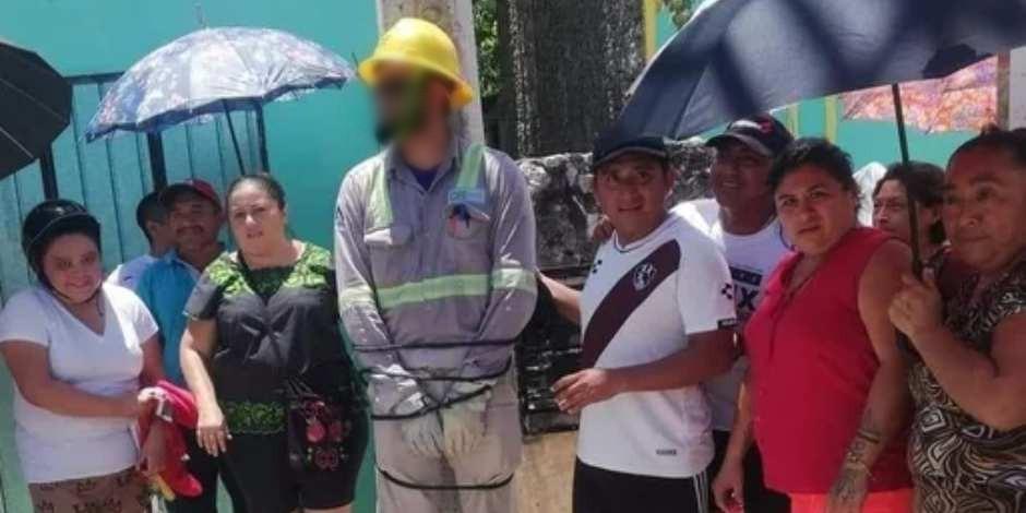 Hartos por los apagones, amarran a poste a un trabajador de CFE en Yucatán.