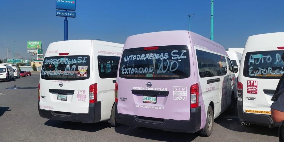Vehículos de transporte público del Estado de México, ayer en la caravana.