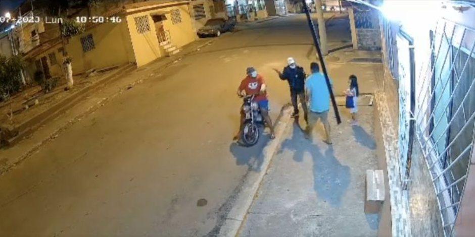 Asaltantes le pegan y disparan a un hombre frente a su hija en las calles de Guayaquil, en Ecuador.