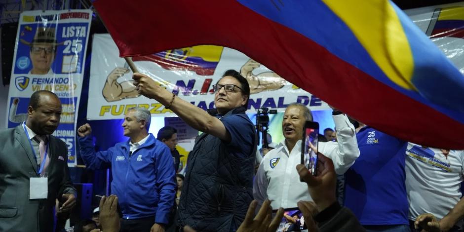 El candidato Fernando Villavicencio ondea una bandera minutos antes de que fuera asesinado en Quito, Ecuador.