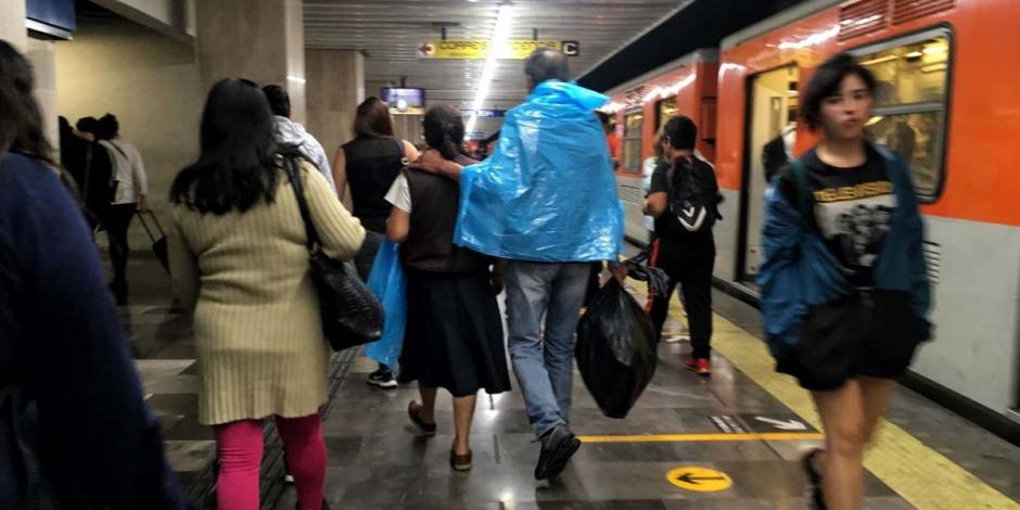 Persona muere al caer en las vías de la estación Pino Suárez de la Línea 2.