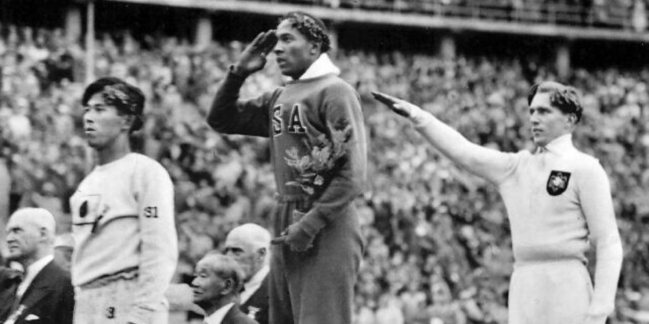 Jesse Owens recibe su medalla de oro por salto de longitud en Berlín 1936