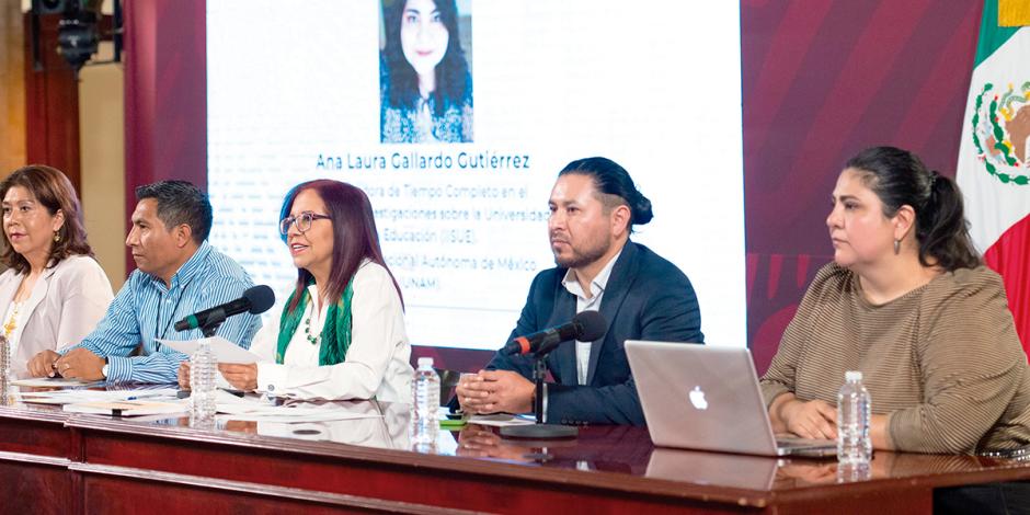 La secretaria Leticia Ramírez (centro), ayer, en conferencia de prensa.