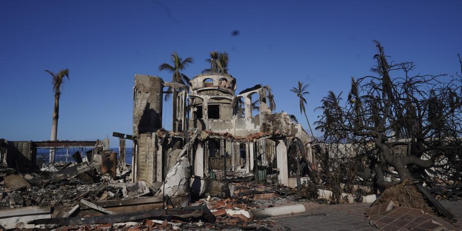 Un inmueble quedó reducido a ruinas tras el voraz incendio forestal en Lahaina, Hawái, de acuerdo con esta imagen tomada el sábado 12 de agosto de 2023