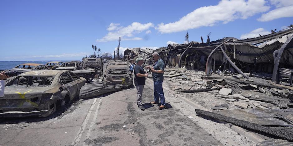 El gobernador Josh Green (izq.) visita una de las zonas devastadas junto al alcalde de Lahaina, Richard Bissen, ayer.