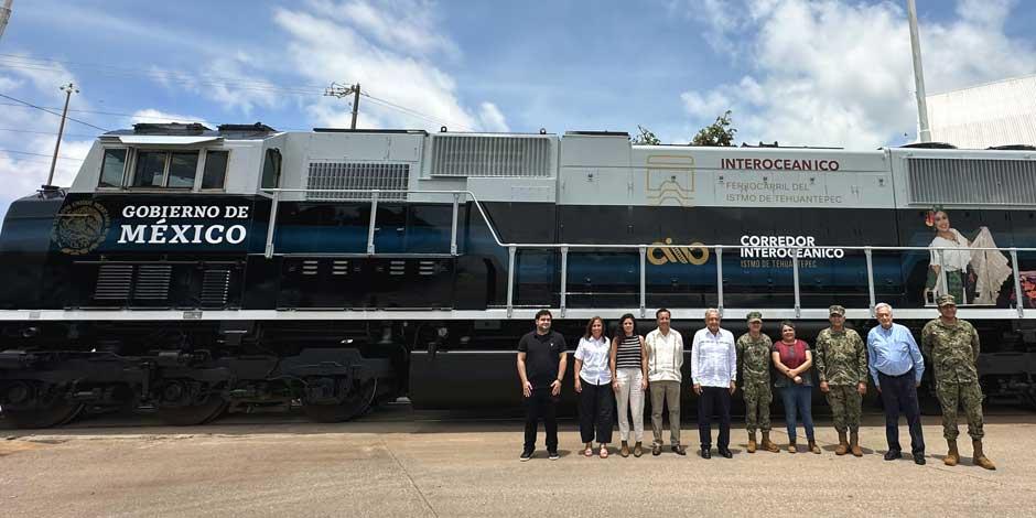 Presentan a AMLO primera locomotora del Tren Interoceánico