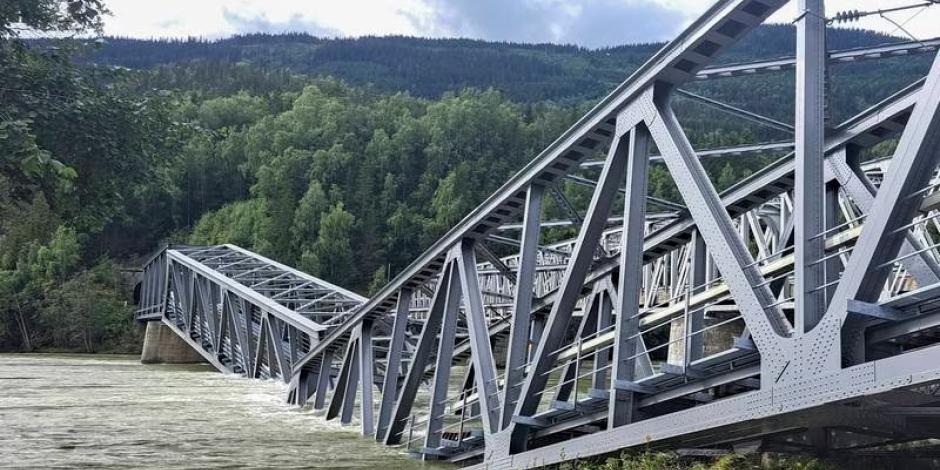 Una sección de un puente ferroviario colapsó sobre el río Laagen, en Ringebu, Noruega, el lunes 14 de agosto de 2023