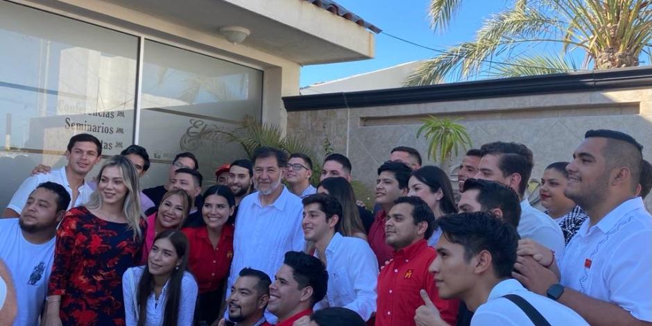 El diputado con estudiantes, ayer.