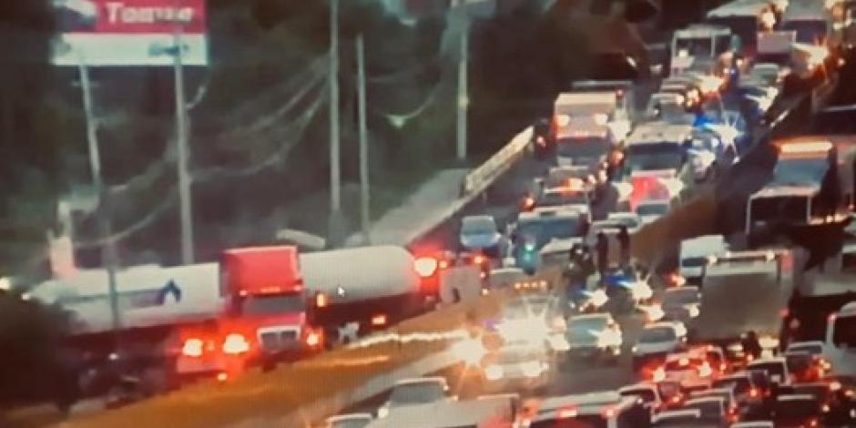 Choque entre camioneta y pipa en la autopista México-Puebla deja 11 heridos