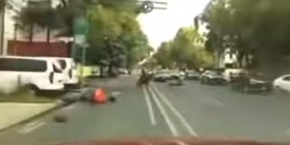 Así fue la persecución a taxista que huía tras arrollar a motociclista en las calles de la Ciudad de México.