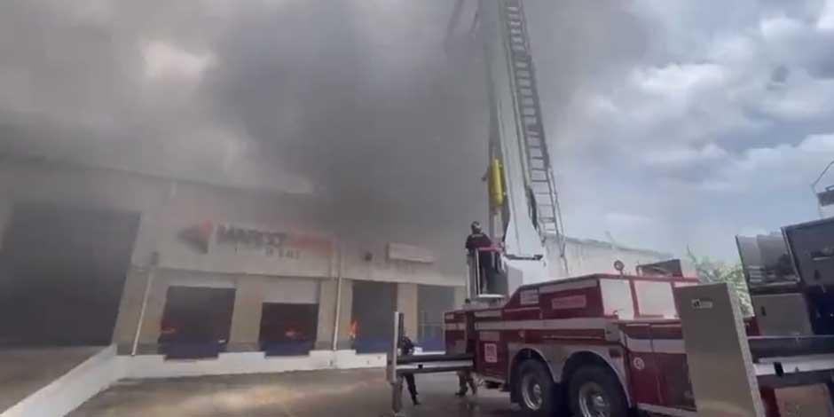 Ocurre incendio en parque industrial, en la carretera Mérida-Progreso, Yucatán