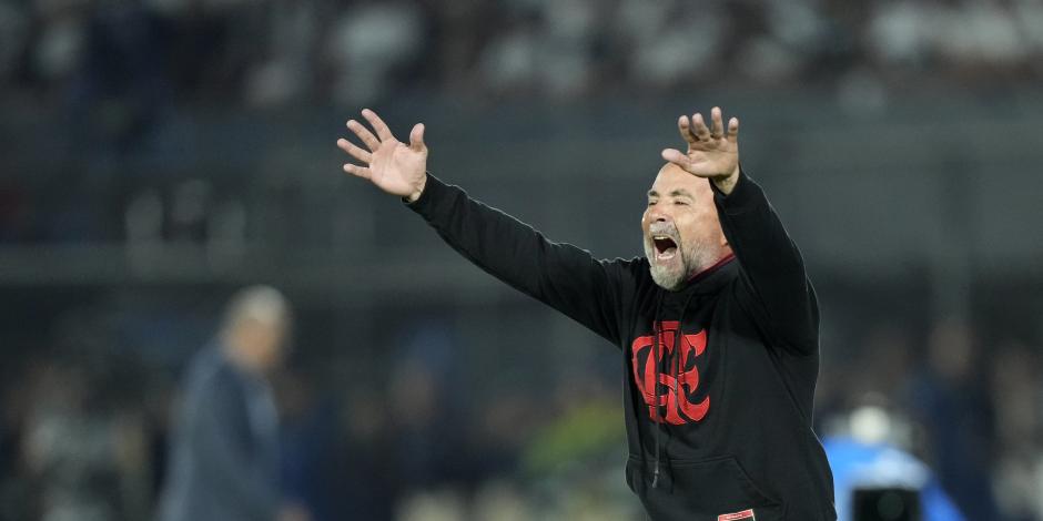 El argentino Jorge Sampaoli, entrenador del Flamengo de Brasil reacciona durante el partido de vuelta ante el Olimpia de Paraguay, por los octavos de final de la Copa Libertadores