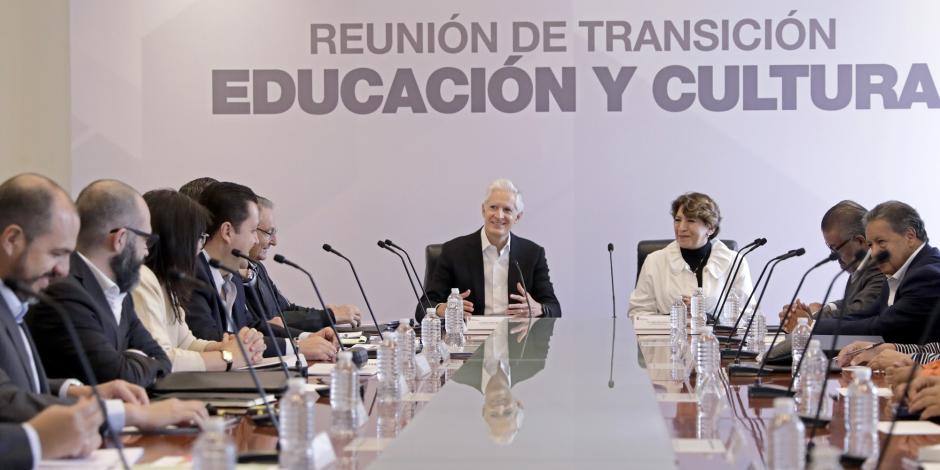 Al centro: el gobernador del Edomex, Alfredo Del Mazo, y la gobernadora electa, Delfina Gómez, encabezan ayer la reunión de transición.