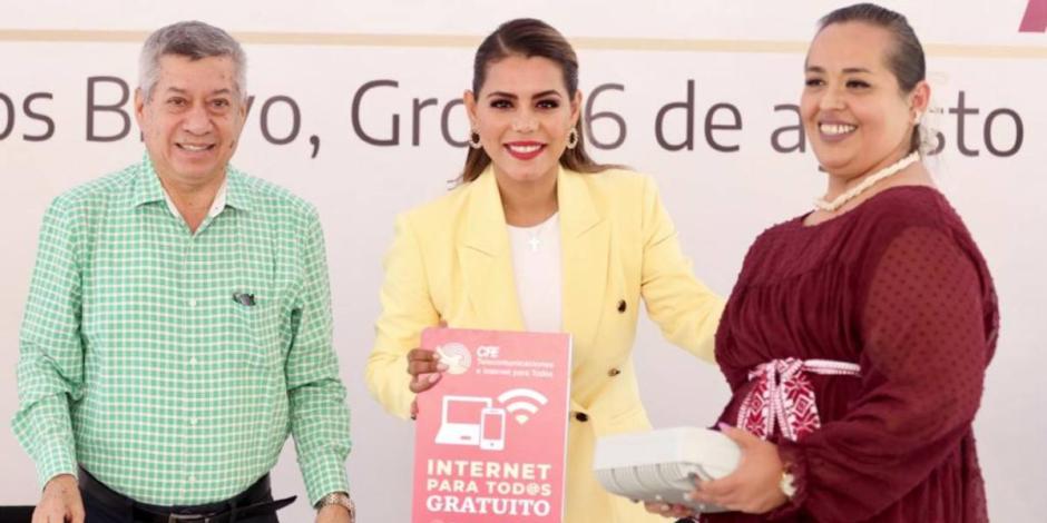 Evelyn Salgado entrega recursos y equipo de internet gratuito a normales Guerrero.