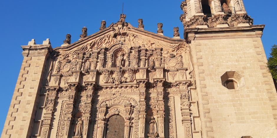 El Templo de Nuestra Señora del Carmen cuenta con una torre barroca y un retablo.