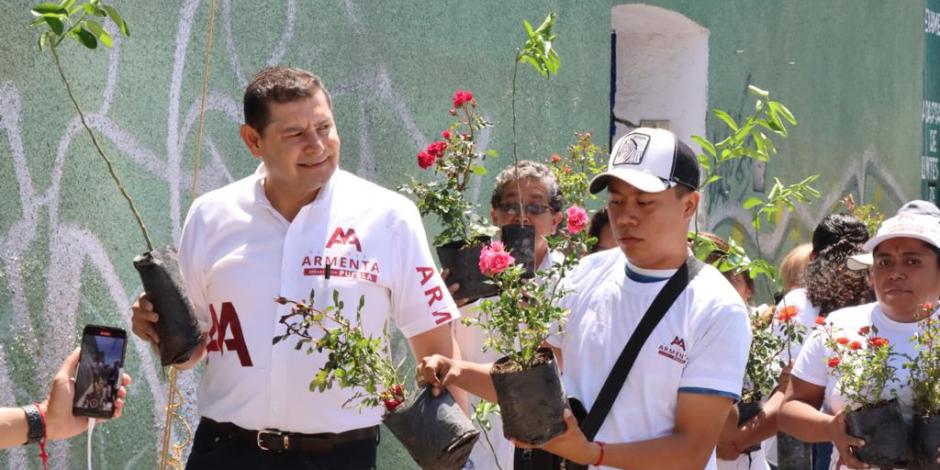 En Atlixco, Alejandro Armenta recorrió las calles para donar de árboles frutales,