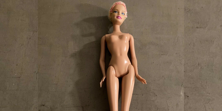 Muñeca Barbie mordida (1999), de venta en eBay.