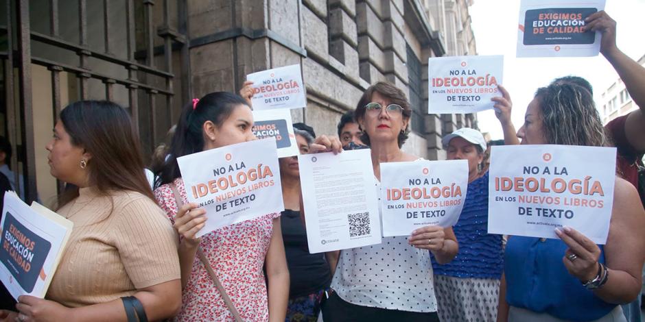 La Unión Nacional de Padres de Familia realizó una protesta en la puerta del Palacio de Gobierno de Morelos, ayer, por la distribución de los nuevos libros de texto.