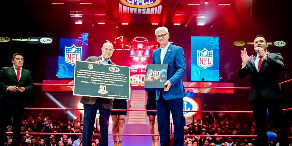 NFL México celebra 90 aniversario del CMLL con placa conmemorativa