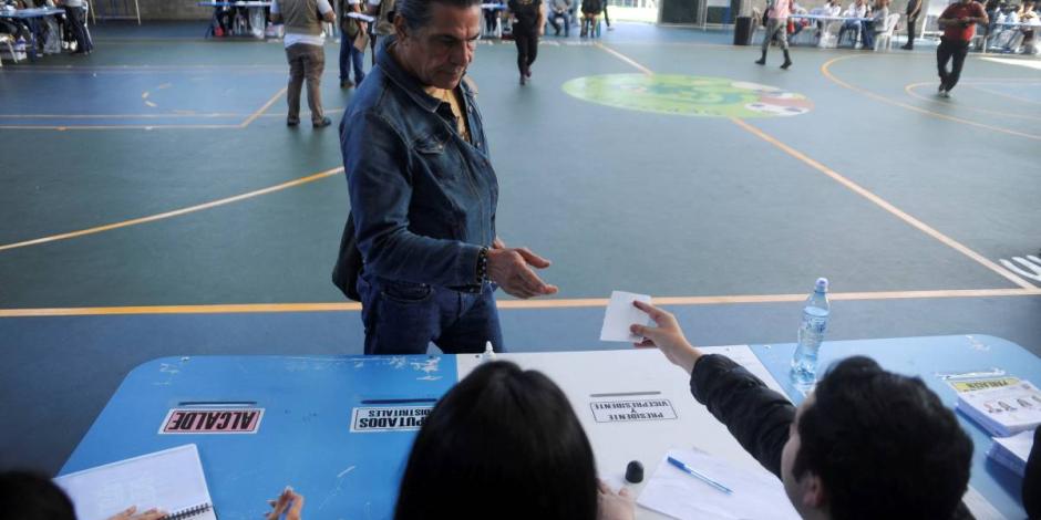 Una persona emite un voto en un centro de votación durante la segunda vuelta de las elecciones presidenciales en la Ciudad de Guatemala, Guatemala, el 20 de agosto de 2023.