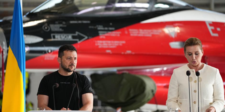El presidente ucraniano Volodymyr Zelenskyy, izquierda, y la primera ministra danesa Mette Frederiksen realizan una conferencia de prensa conjunta en la Base Aérea Skrydstrup en Vojens, Dinamarca, el domingo 20 de agosto de 2023.