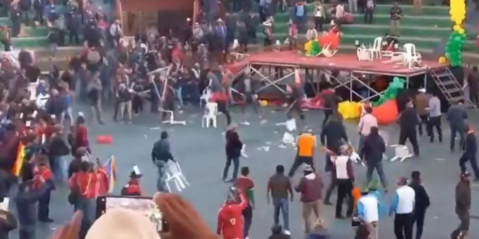VIDEO. Cientos de heridos deja pelea campal entre simpatizantes de Luis Arce y Evo Morales, en congreso campesino de Bolivia.
