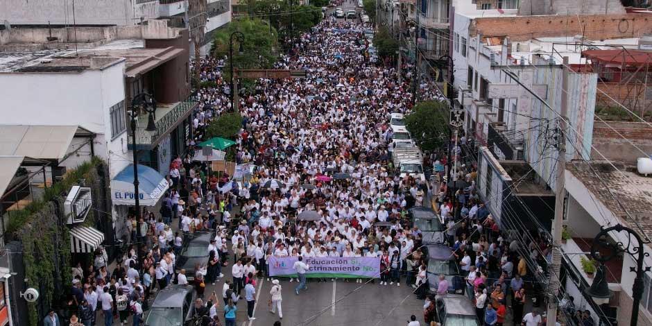 Padres de familia y maestros protestan contra la distribución de libros de texto gratuitos en Aguascalientes