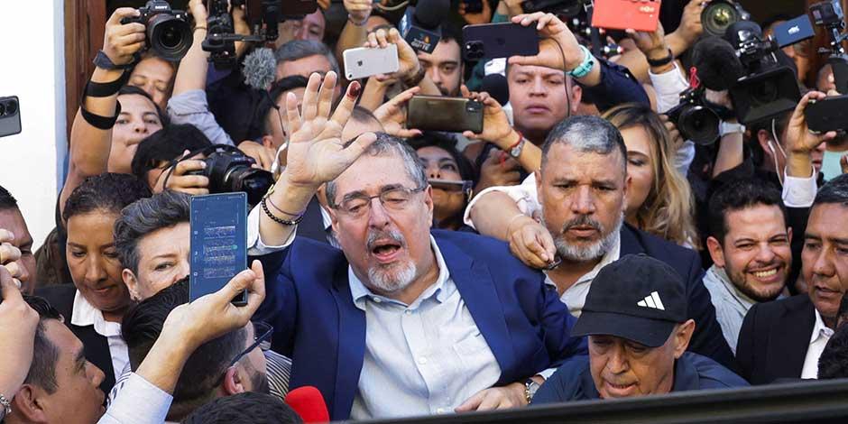 El candidato presidencial guatemalteco anticorrupción Bernardo Arévalo, del partido político Semilla, saluda junto a miembros de los medios de comunicación durante la segunda vuelta de las elecciones presidenciales, en la Ciudad de Guatemala, Guatemala