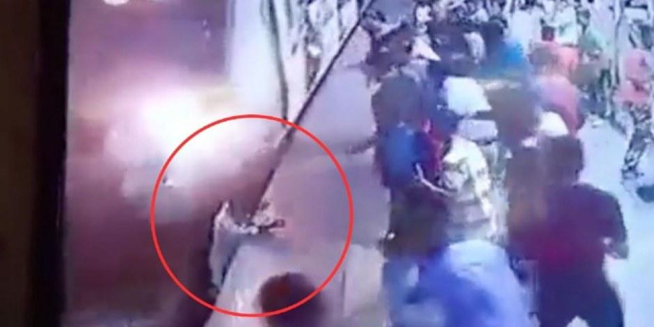 El momento en que un hombre es aplastado por el metro de la India.