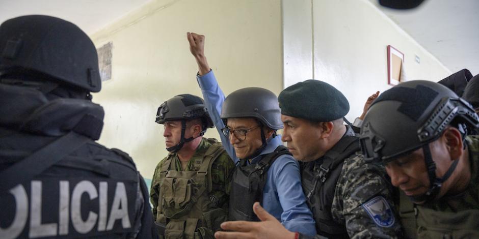Christian Zurita, sustituto de Fernando Villavicencio, es escoltado por policías y militares en Quito, ayer.