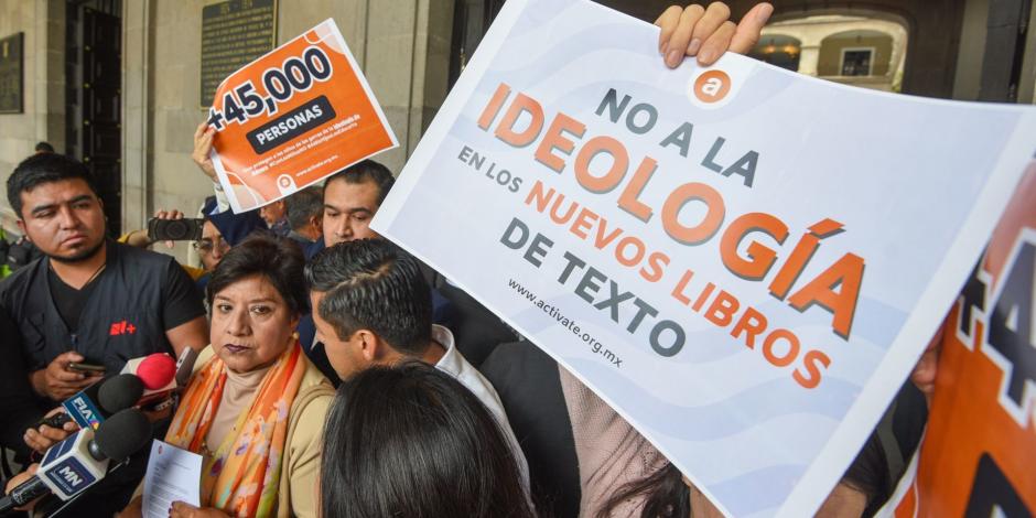Protesta contra la entrega de los nuevos libros de texto encabezada por padres de familia, en el Estado de México.