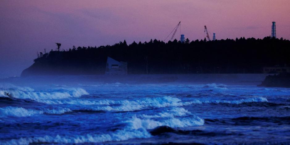 Las pilas de ventilación y las grúas en la planta de energía nuclear Fukushima Dai-ichi inhabilitada se ven desde una playa en Namie, a unos 7 km de la planta de energía, en la prefectura de Fukushima, Japón, el 28 de febrero de 2023