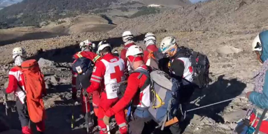 Socorristas de la Cruz Roja trabajaron durante 4 horas de ayer en el lugar del accidente.