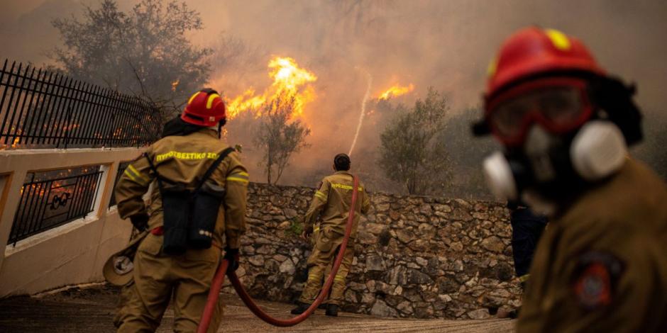 Bomberos intentan atajar un incendio forestal que arde en el pueblo de Hasia, cerca de Atenas, Grecia, el 22 de agosto de 2023.