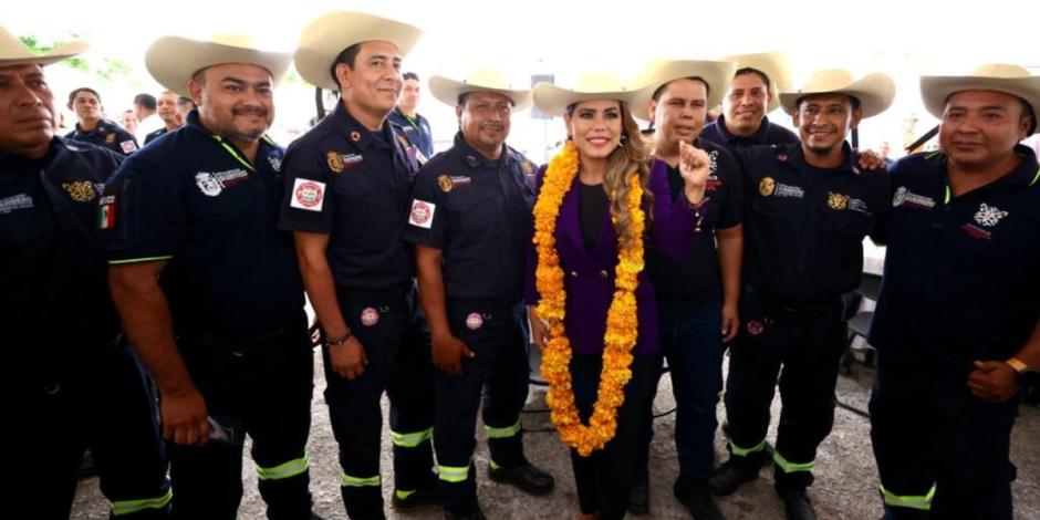 Evelyn Salgado reconoce labor de los bomberos de Guerrero.