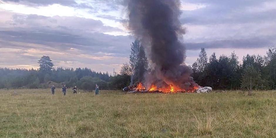 Cuerpos de emergencias se acercan a la zona donde cayó la aeronave privada en Tver, ayer.