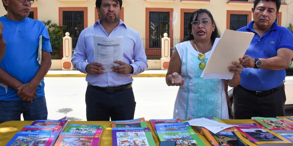Integrantes de la asociación civil Más Vida más Familia se pronunciaron en contra de los materiales en Campeche, ayer.