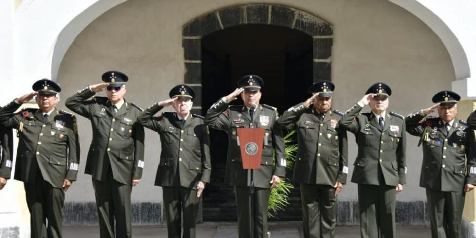 Celebran bicentenario del Colegio Militar generales Cienfuegos (segundo de izq. a der.), Cervantes (enseguida), Sandoval y Galván.