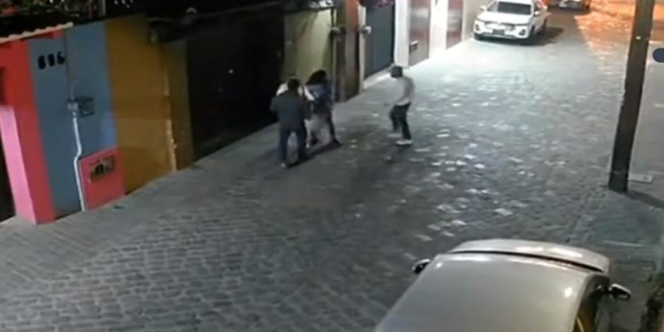 Con gritos de auxilio, una mujer intenta que 2 ladrones no la asalten; huyeron con sus pertenencias