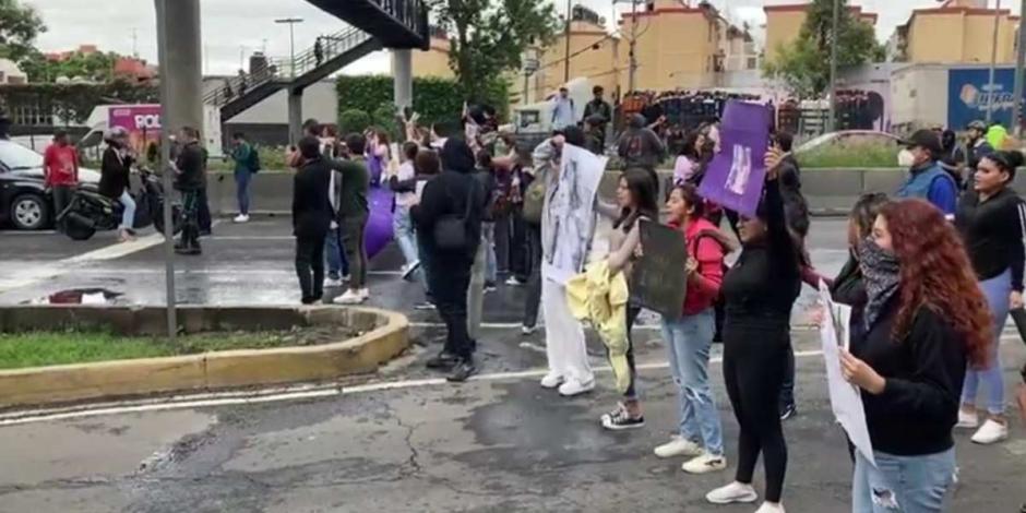 Familiares de la joven bloquean Av. Insurgentes para exigir justicia.
