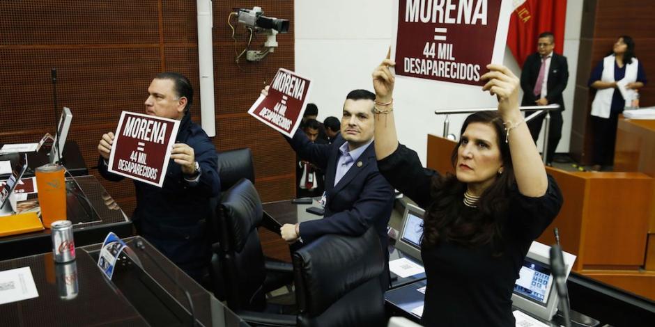 Legisladores del PAN exhiben cartulinas con los desaparecidos del sexenio, ayer.
