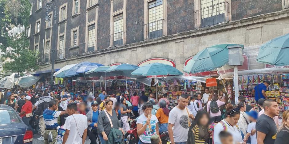Desde temprano se hicieron aglomeraciones en la calle de Mesones, en donde había una gran oferta de productos, ayer.