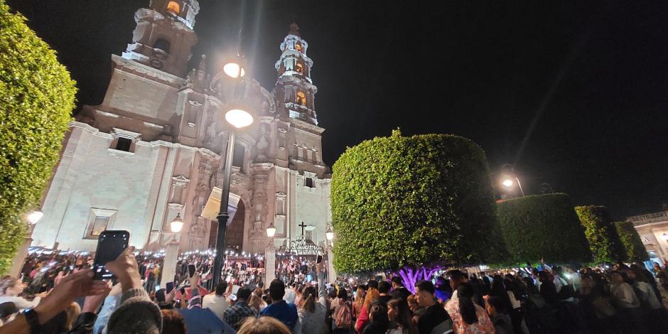 Iglesia de Lagos de Moreno, llena de gente por una protesta de ciudadanos.