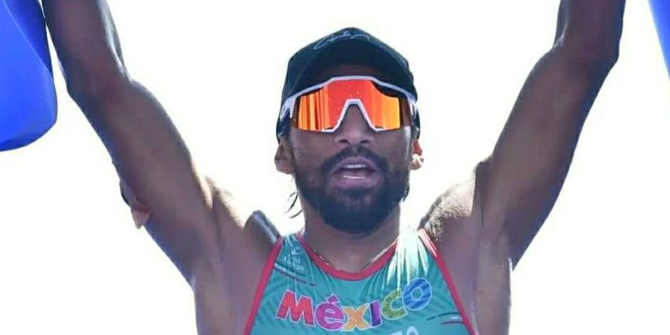 Crisanto Grajales festeja su histórico oro en el Mundial de triatlón en China.