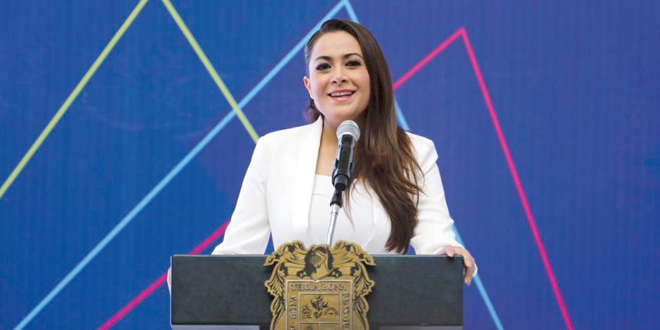 Tere Jiménez, gobernadora de Aguascalientes, presenta acciones educativas, ayer.