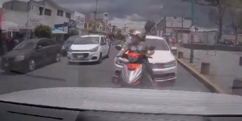 Durante una persecución, un conductor en estado de ebriedad embistió a una mujer y su hijo cuando iban a bordo de una motocicleta.