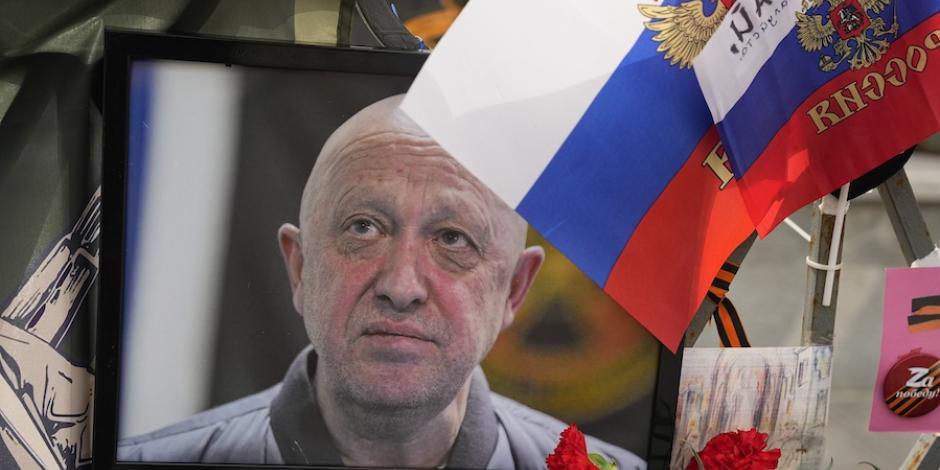 Ciudadanos rusos colocan una ofrenda en honor a Yevgeni Prigozhin el pasado 26 de agosto.
