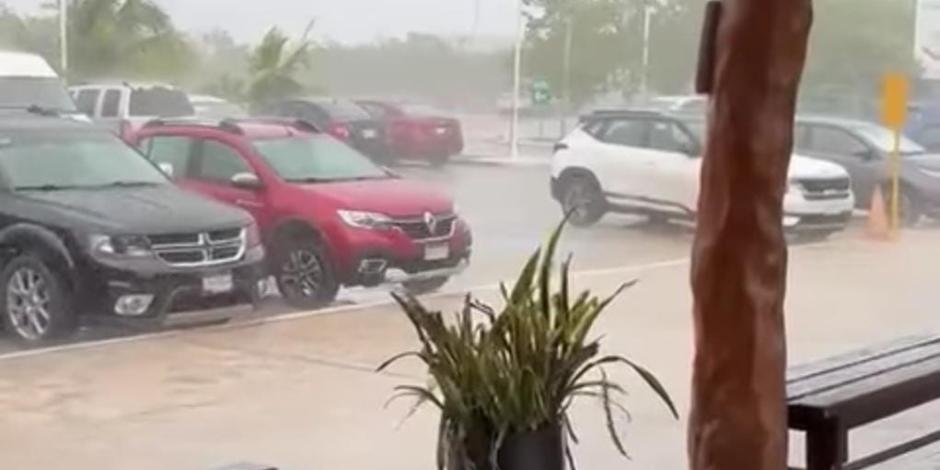 El parador turístico El Corchito, en Yucatán, fue cerrado por la lluvia, ayer.